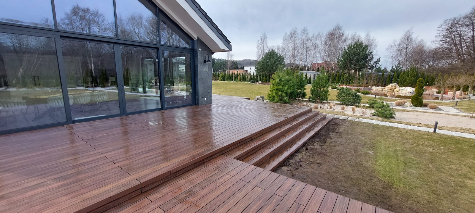 Premium-Redwood-Terrasse – ein beeindruckender Raum mit Klasse