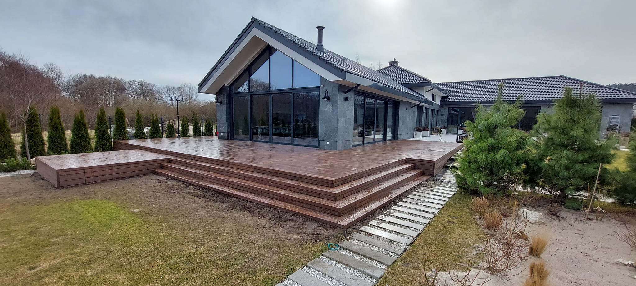 Premium-Redwood-Terrasse – ein beeindruckender Raum mit Klasse