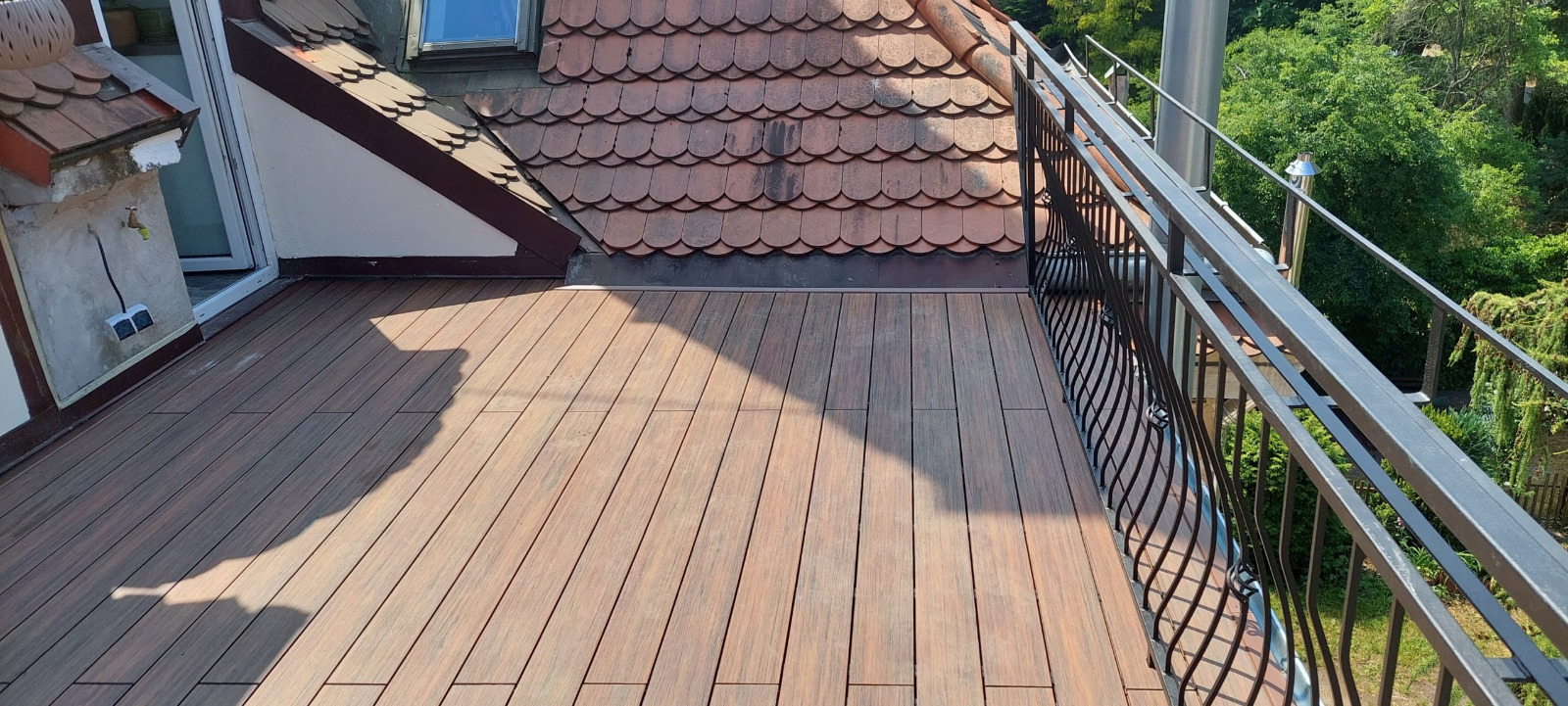 Premium-Redwood-Terrasse – klassische Eleganz mit Ausblick