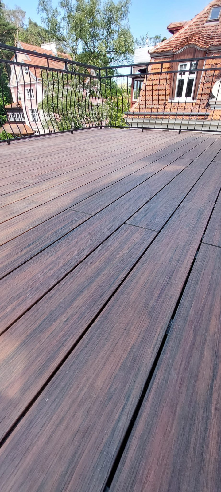 Premium-Redwood-Terrasse – klassische Eleganz mit Ausblick