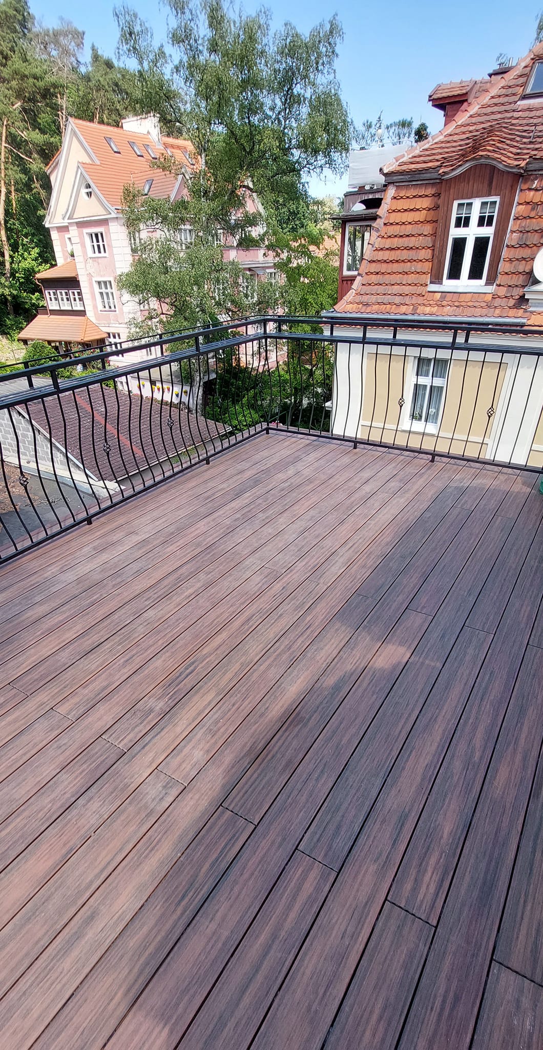 Premium-Redwood-Terrasse – klassische Eleganz mit Ausblick