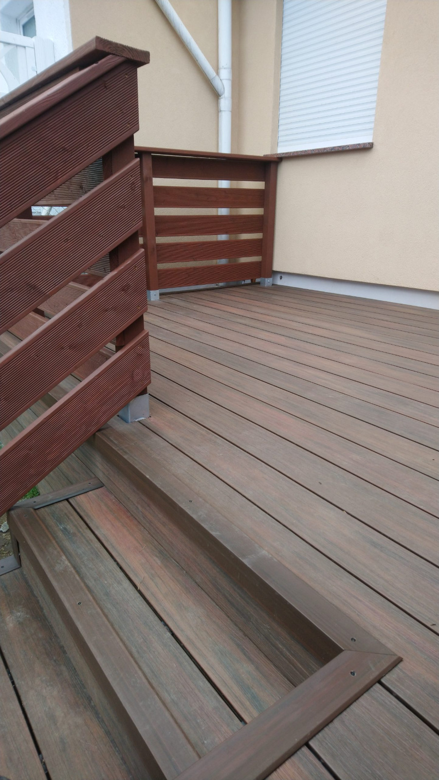 Premium-Redwood-Terrasse – Privatsphäre und Funktionalität in einem