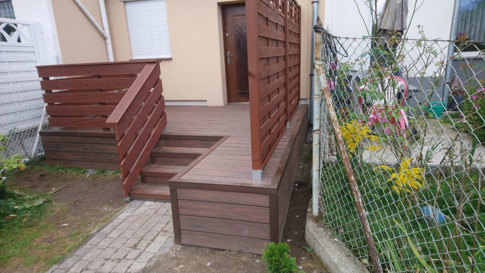 Premium-Redwood-Terrasse – Privatsphäre und Funktionalität in einem
