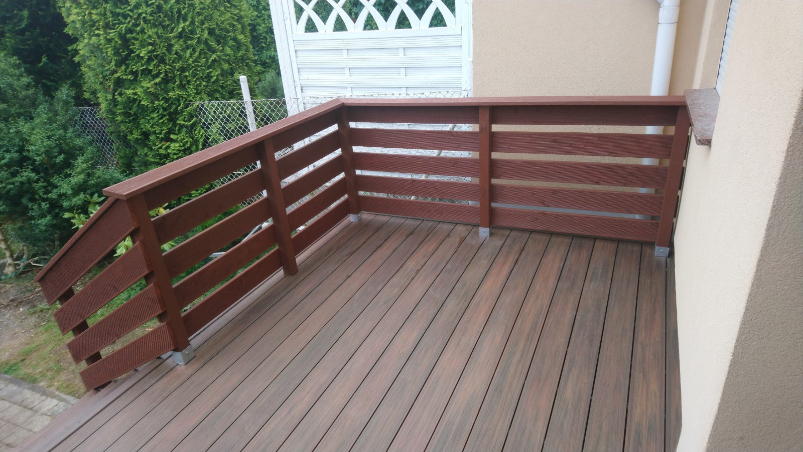 Premium-Redwood-Terrasse – Privatsphäre und Funktionalität in einem