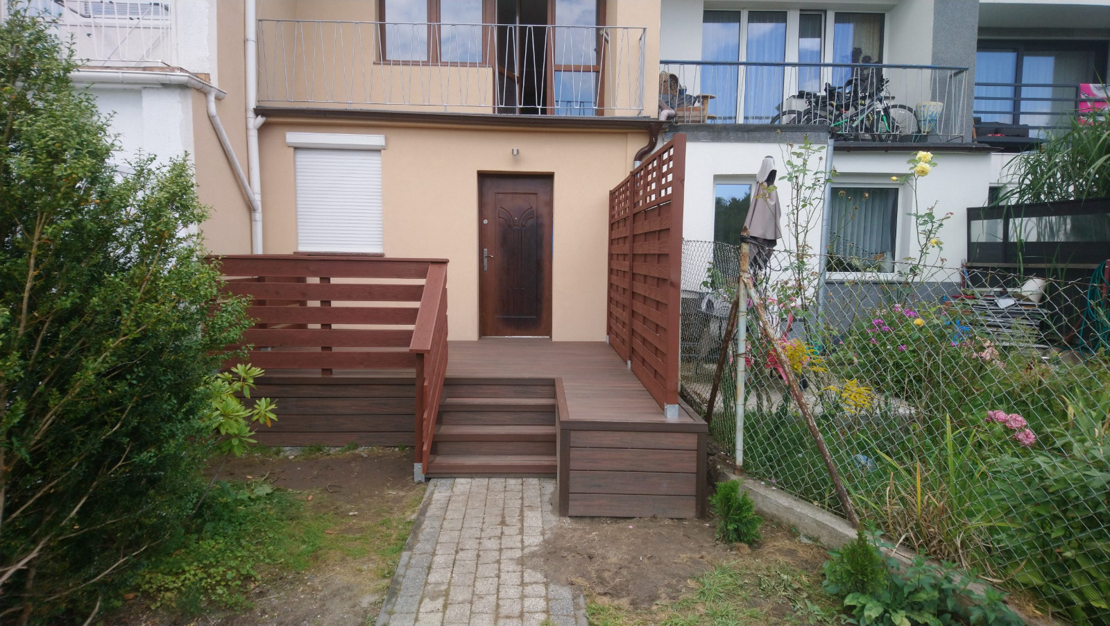 Premium-Redwood-Terrasse – Privatsphäre und Funktionalität in einem