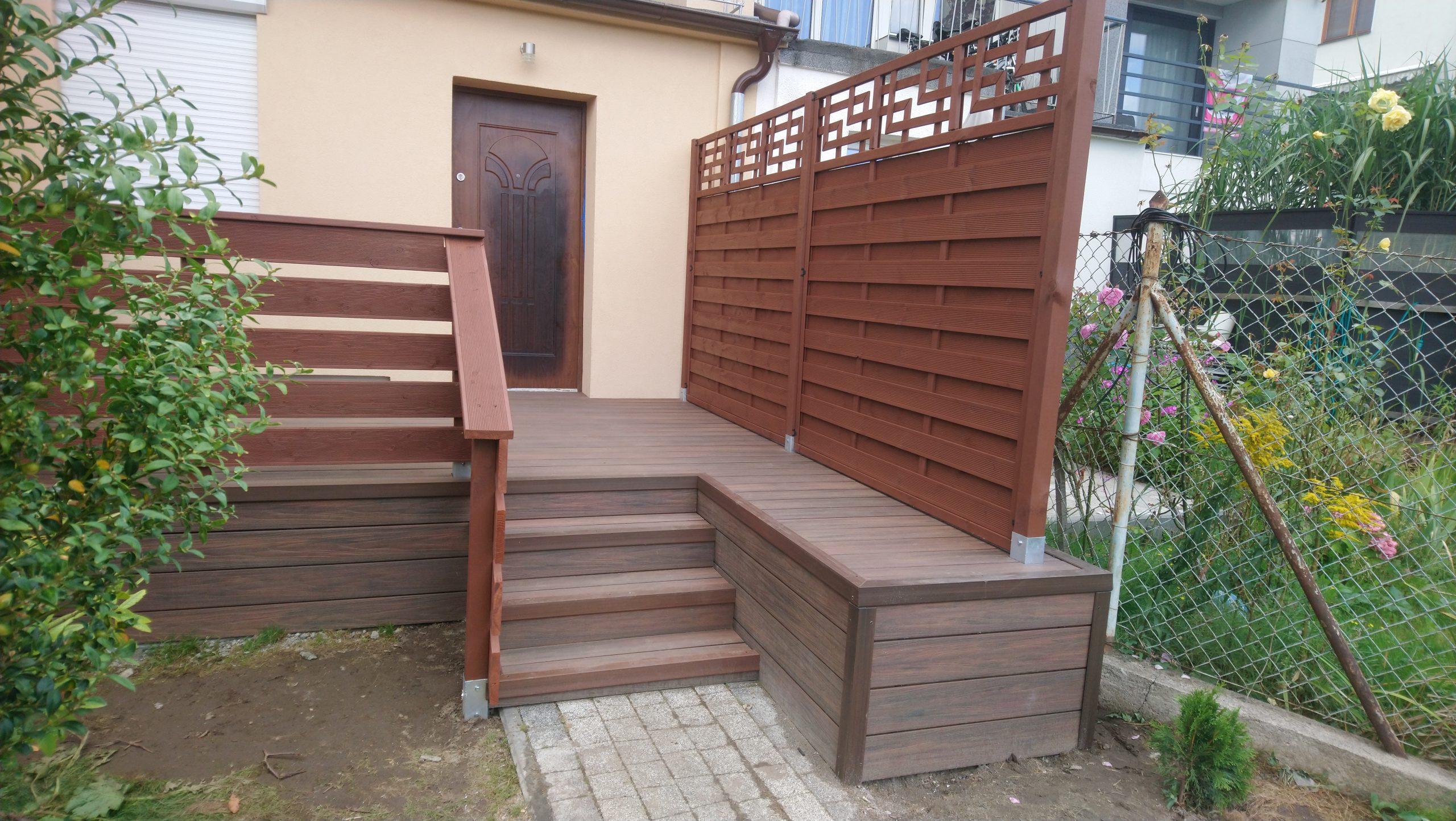 Premium-Redwood-Terrasse – Privatsphäre und Funktionalität in einem
