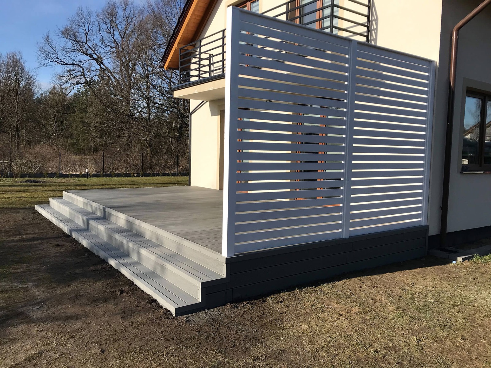 Terrasse aus WPC Terrassendielen Standard 15 Hellgrau