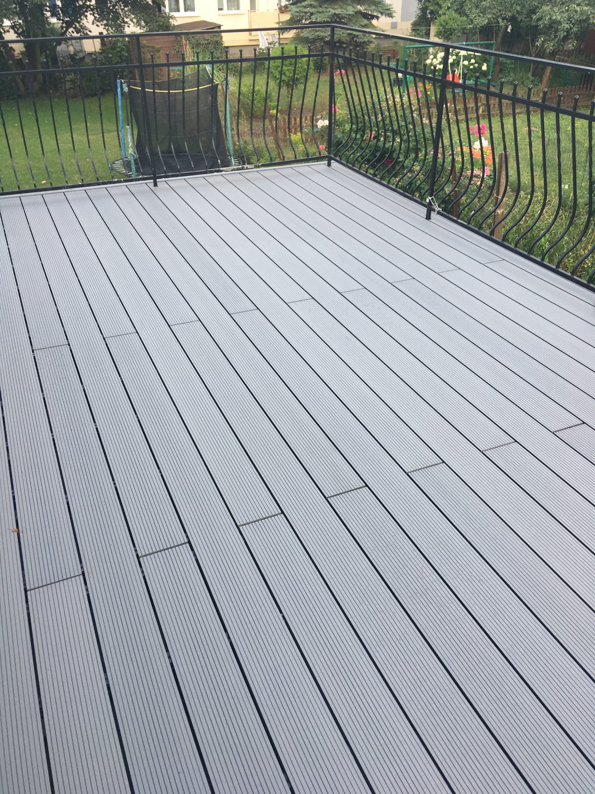 Standard Hellgrau-Terrasse – Eleganz und Funktionalität