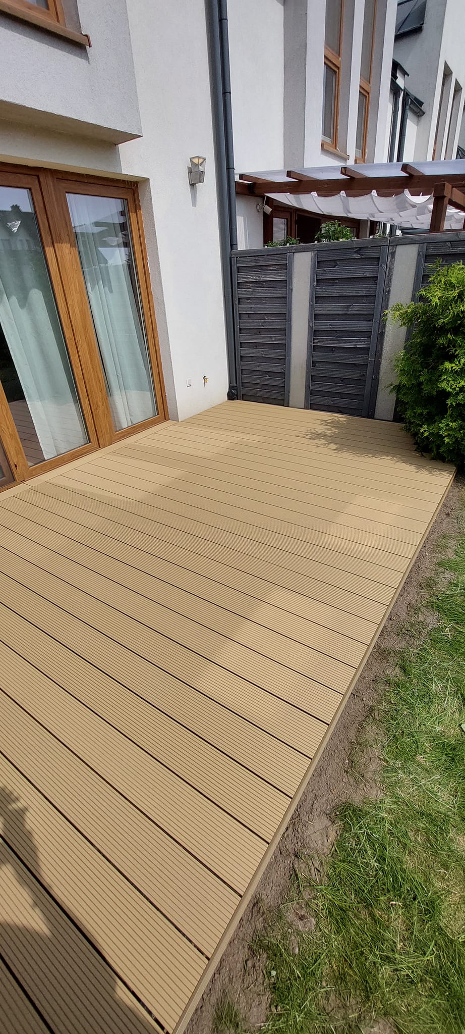 Standard Honig Teak Terrasse – warmer Akzent im privaten Entspannungsbereich