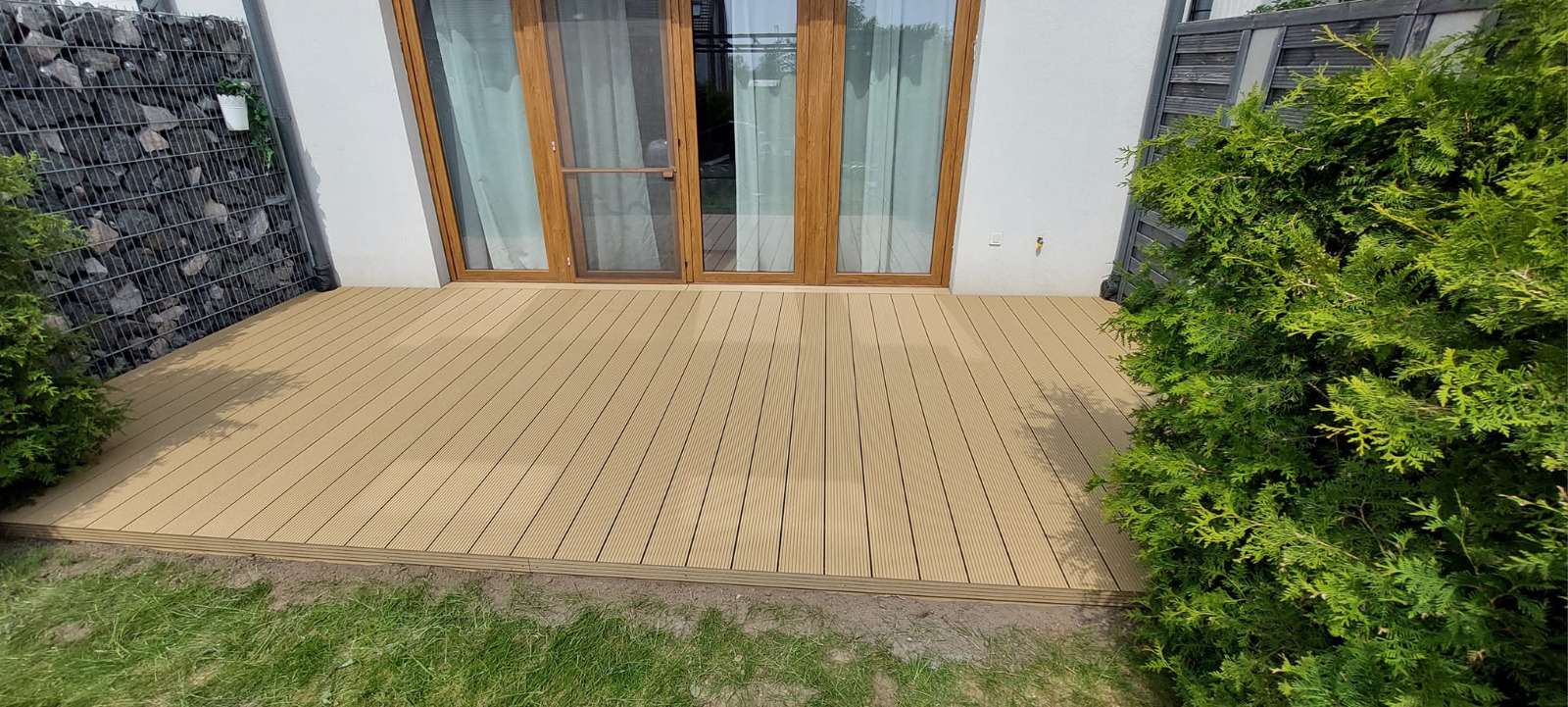 Standard Honig Teak Terrasse – warmer Akzent im privaten Entspannungsbereich
