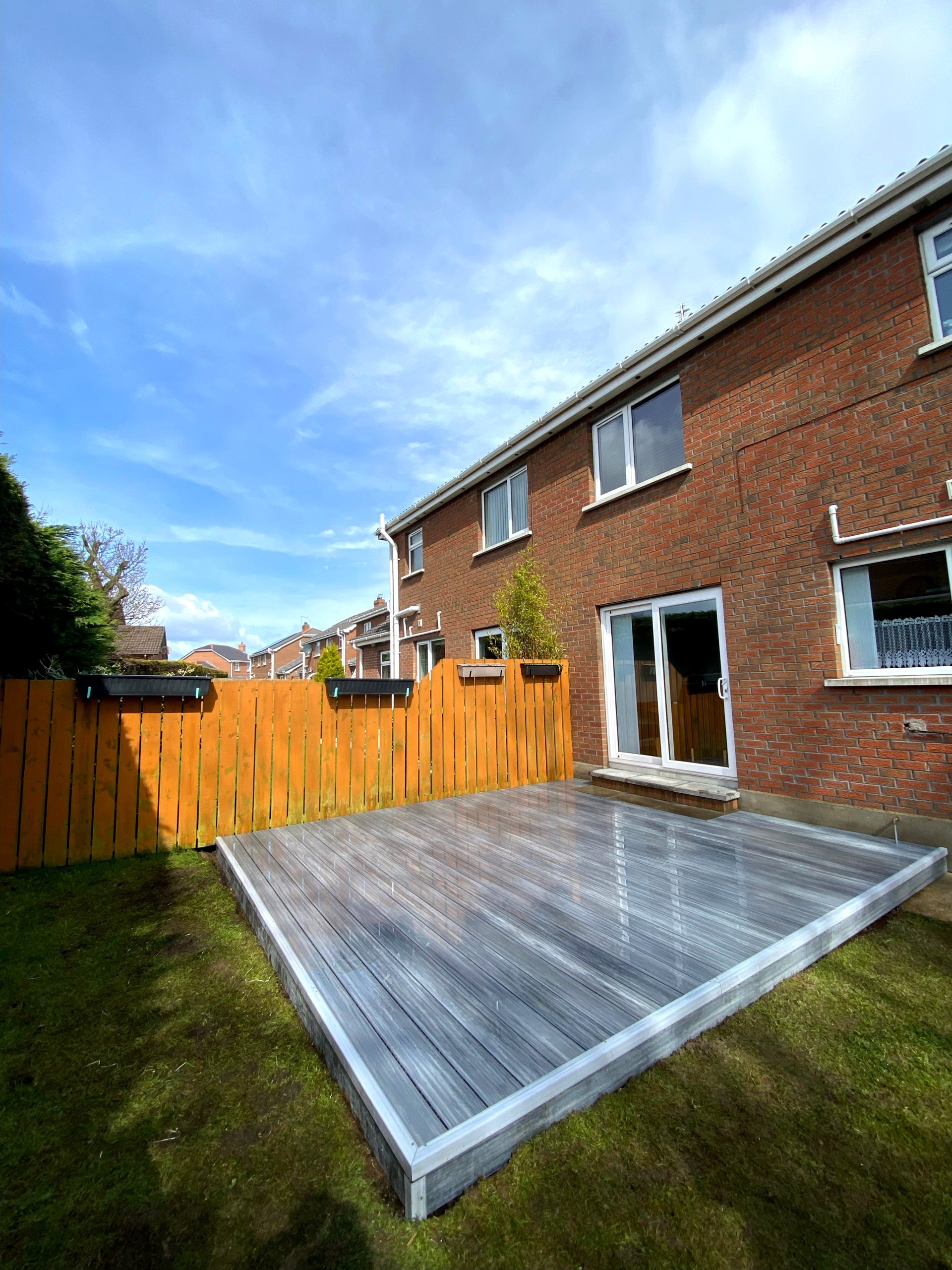 Terrasse aus Premium-Gray-Verbunddielen – stilvoller Akzent im heimischen Garten