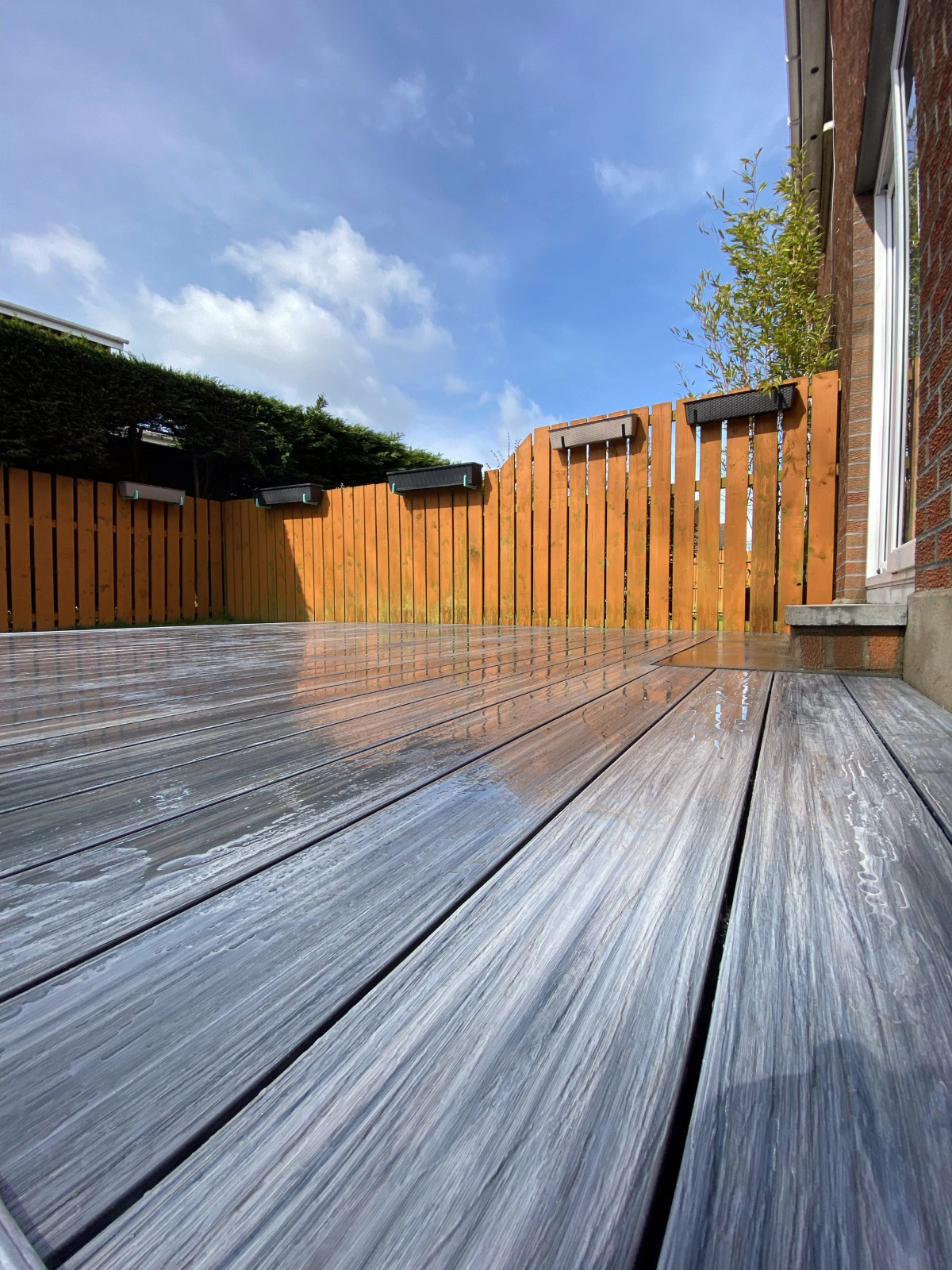 Terrasse aus Premium-Gray-Verbunddielen – stilvoller Akzent im heimischen Garten