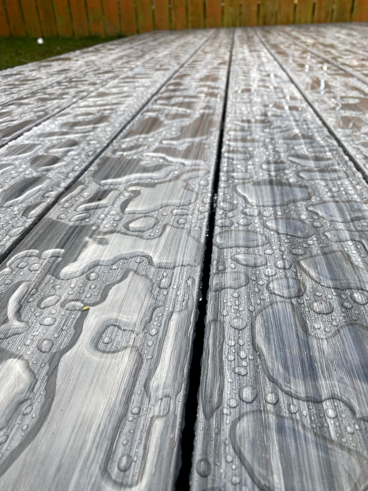 Terrasse aus Premium-Gray-Verbunddielen – stilvoller Akzent im heimischen Garten