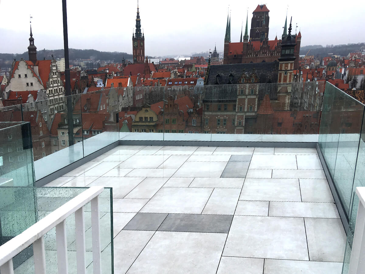 Montage einer hinterlüfteten Terrasse mit 2 cm Feinsteinzeugplatten