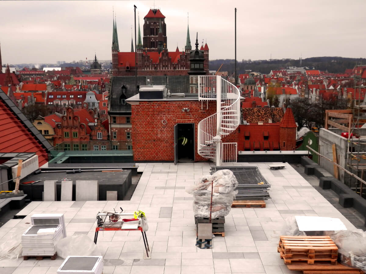 Montage einer hinterlüfteten Terrasse mit 2 cm Feinsteinzeugplatten