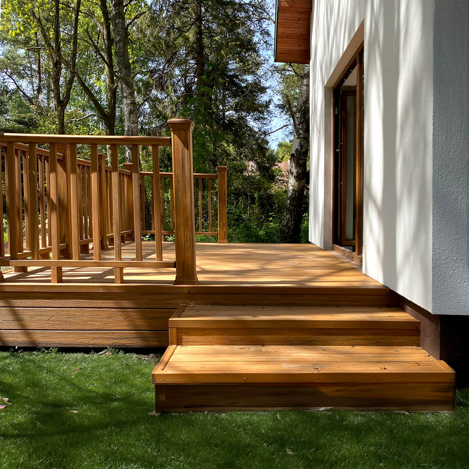 Braune Terrasse mit Geländer – Amber Premium