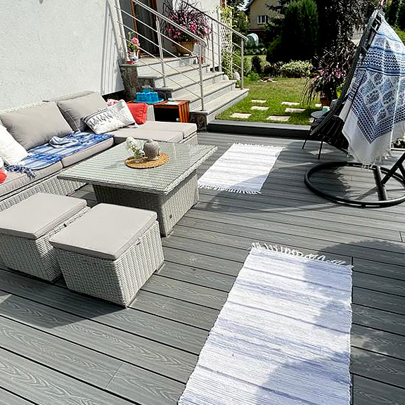 Terrasse aus 3D-Verbunddielen in grauem Farbton
