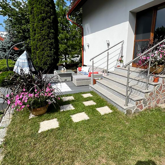 Terrasse aus 3D-Verbunddielen in grauem Farbton