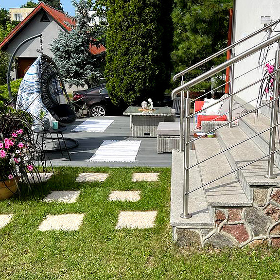 Terrasse aus 3D-Verbunddielen in grauem Farbton