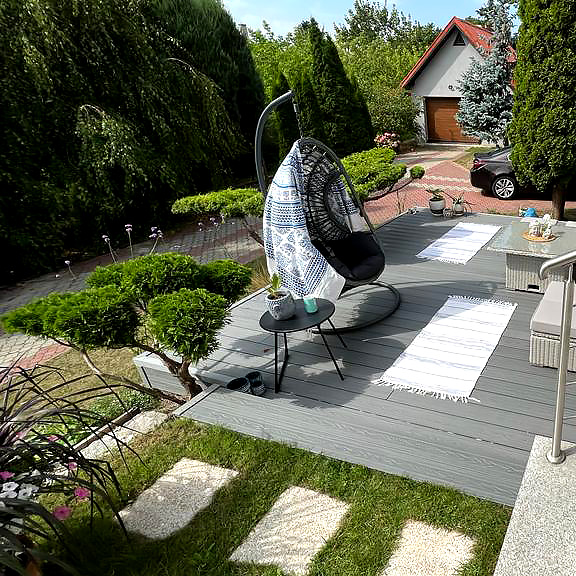 Terrasse aus 3D-Verbunddielen in grauem Farbton