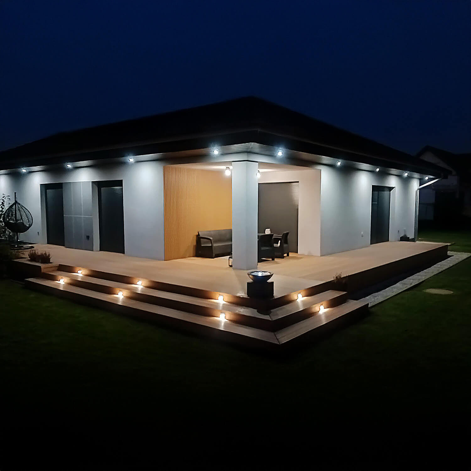 Terrassengestaltung und Fassade in Eichentönen – Premium Terrassendielen Natur-Eiche mit Premium Lamellen Eiche