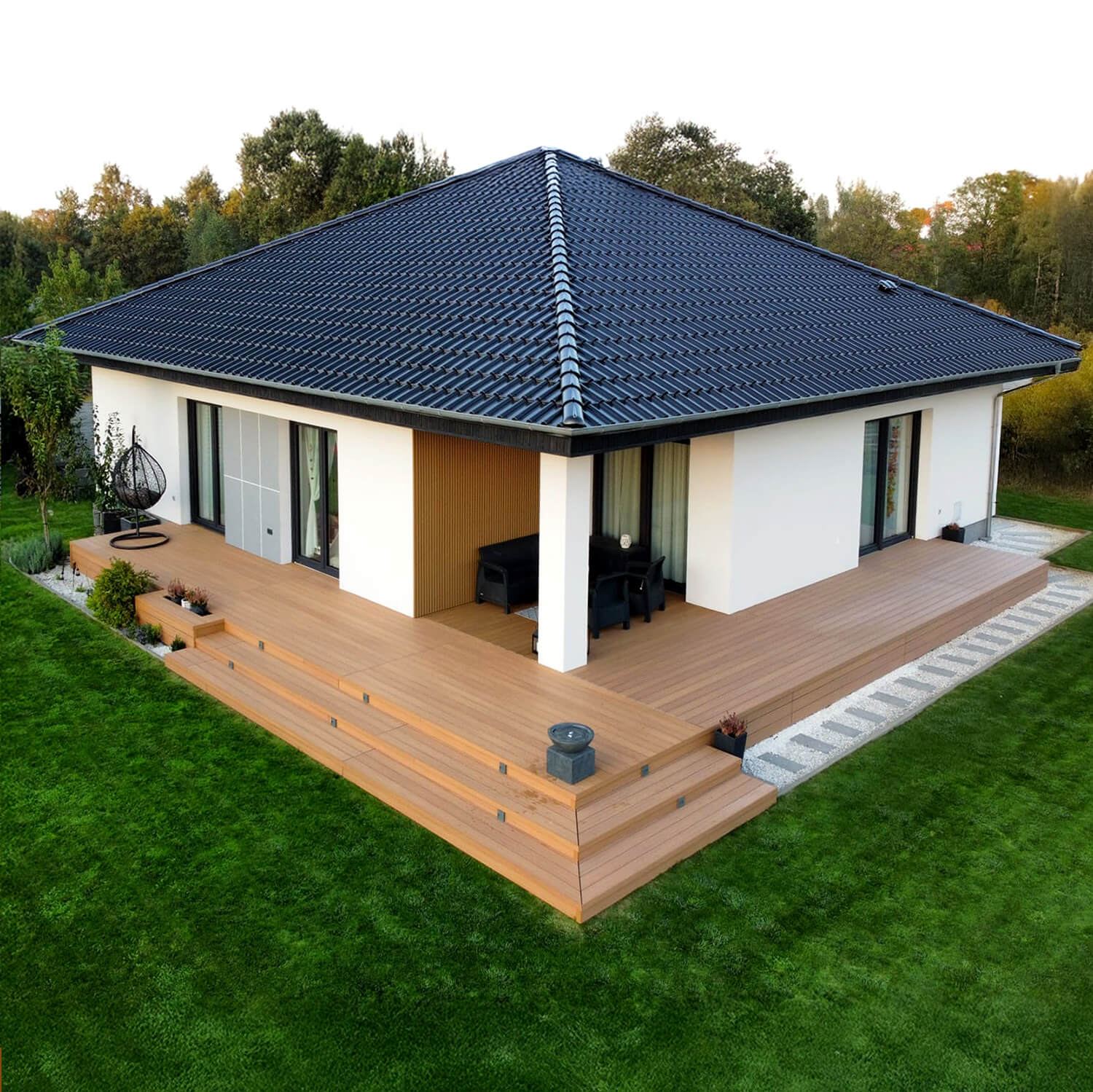 Terrassengestaltung und Fassade in Eichentönen – Premium Terrassendielen Natur-Eiche mit Premium Lamellen Eiche