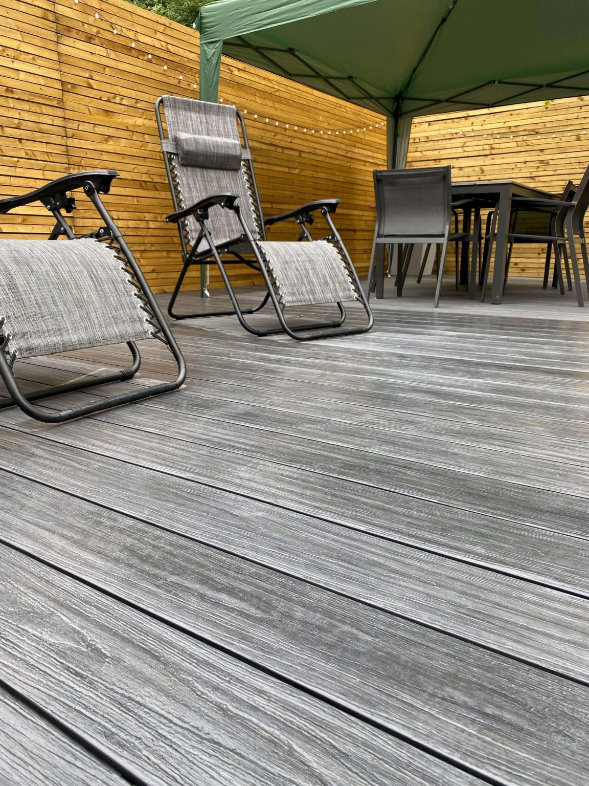 Terrasse aus Premium-Gray-Komposit-Terrassendielen