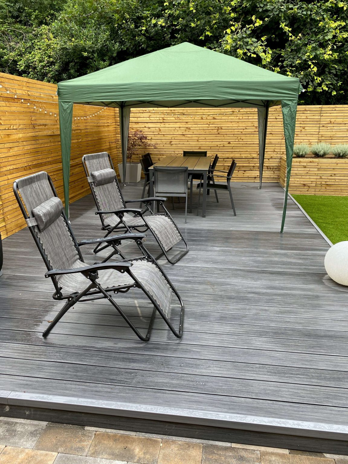 Terrasse aus Premium-Gray-Komposit-Terrassendielen