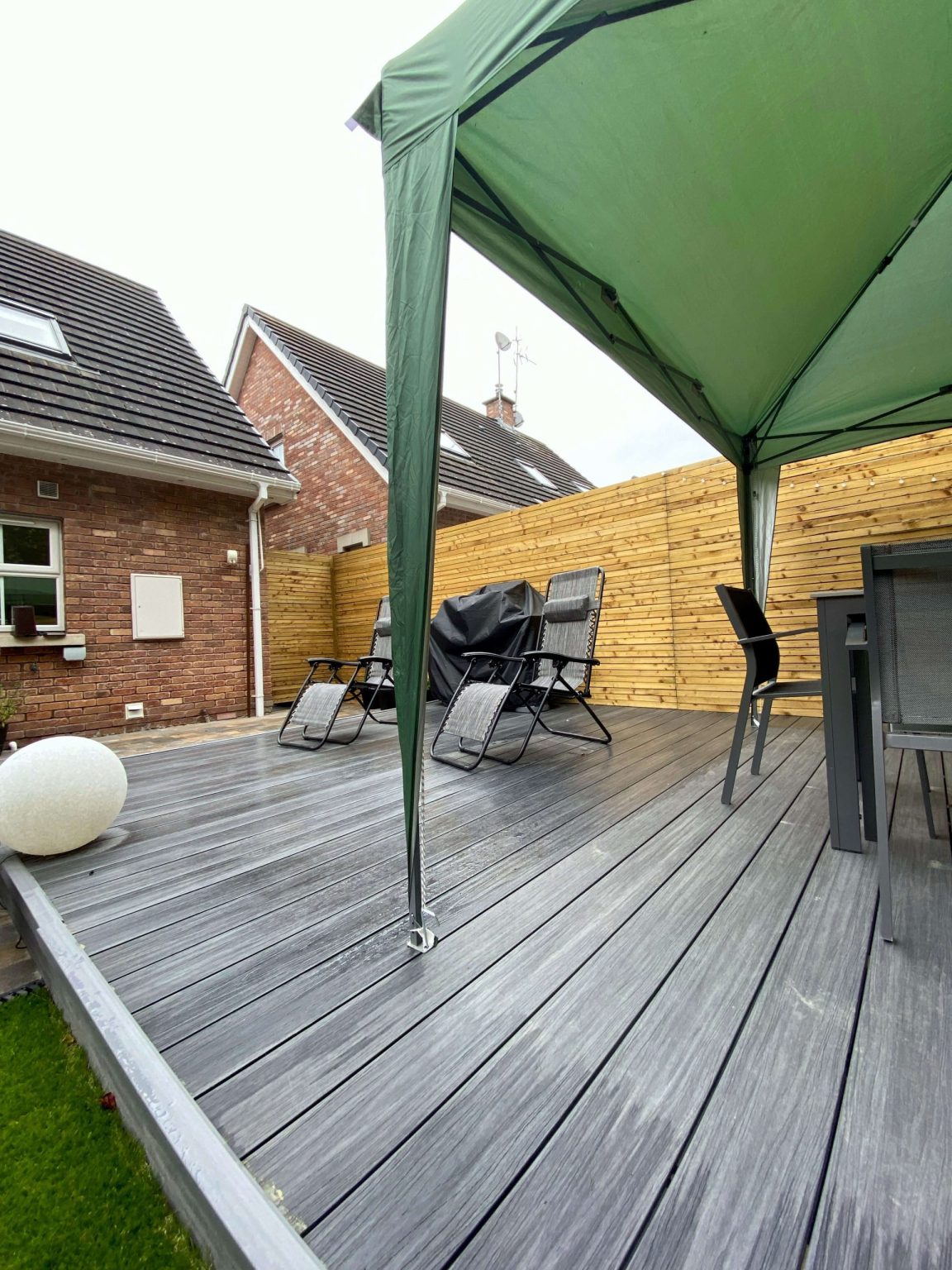 Terrasse aus Premium-Gray-Komposit-Terrassendielen