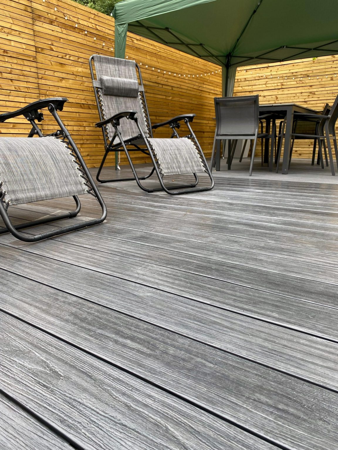 Terrasse aus Premium-Gray-Komposit-Terrassendielen