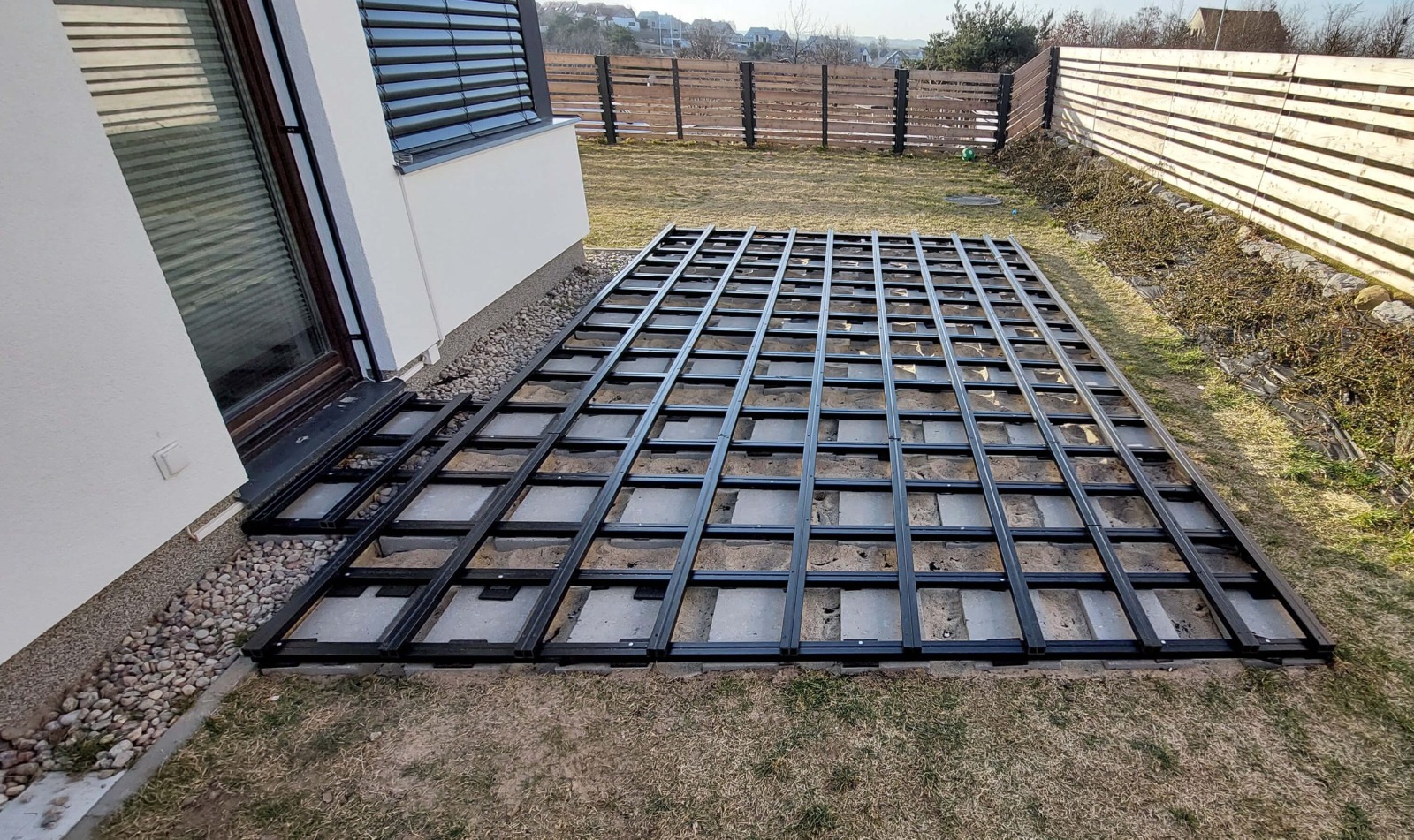 Große Terrasse mit WPC Dielen Premium Redwood