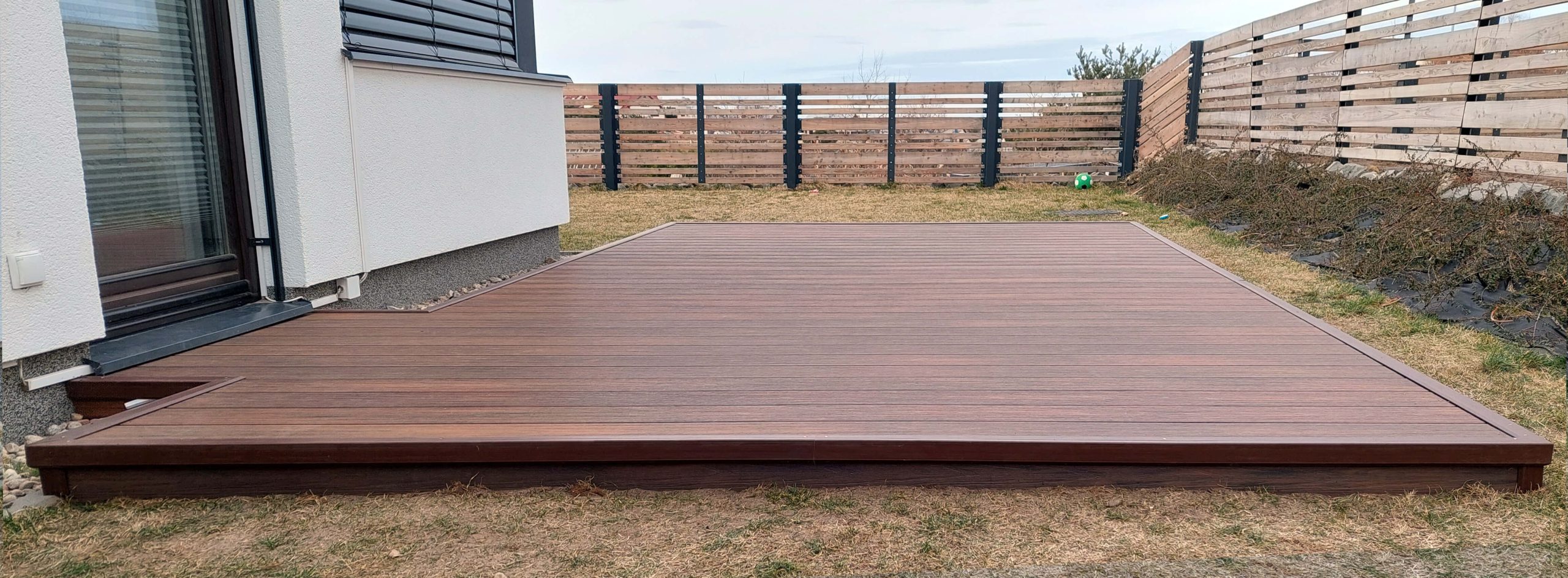Große Terrasse mit WPC Dielen Premium Redwood