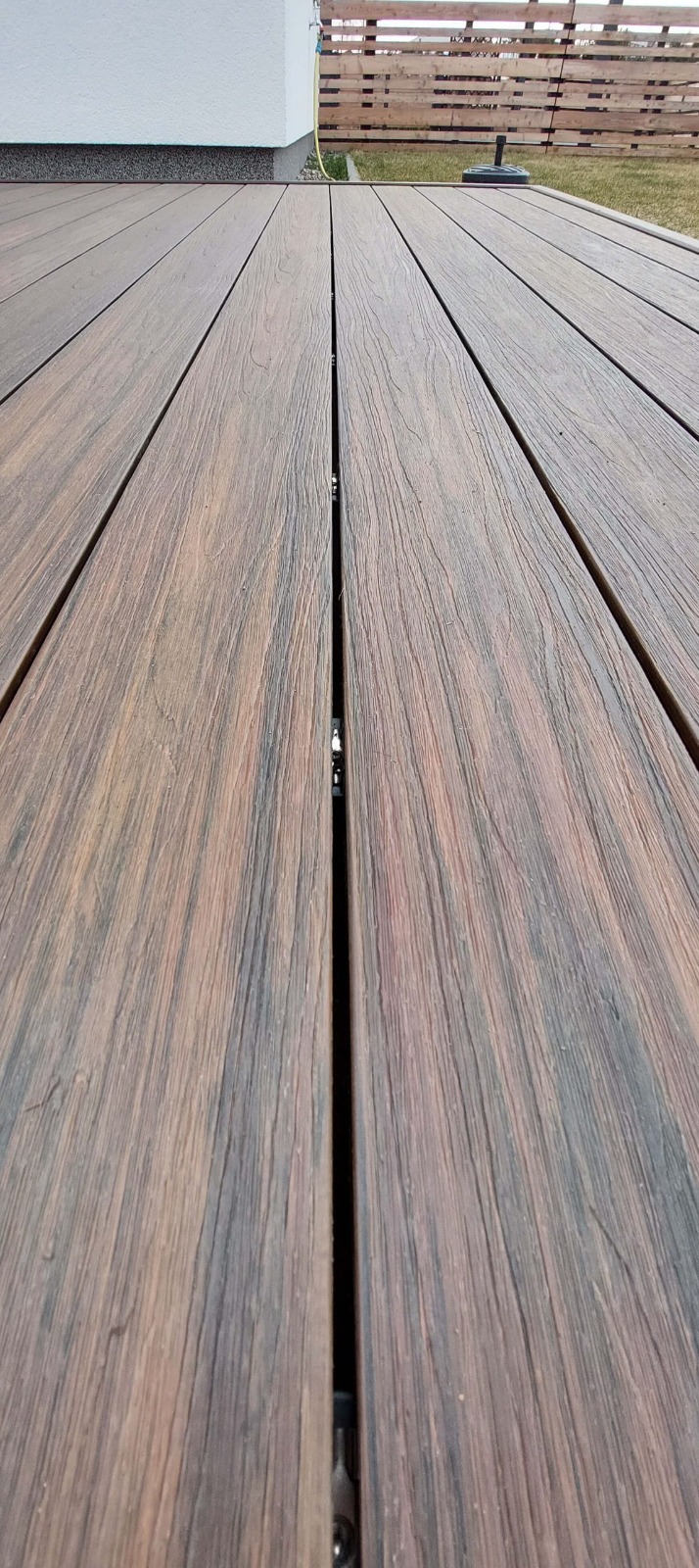 Große Terrasse mit WPC Dielen Premium Redwood