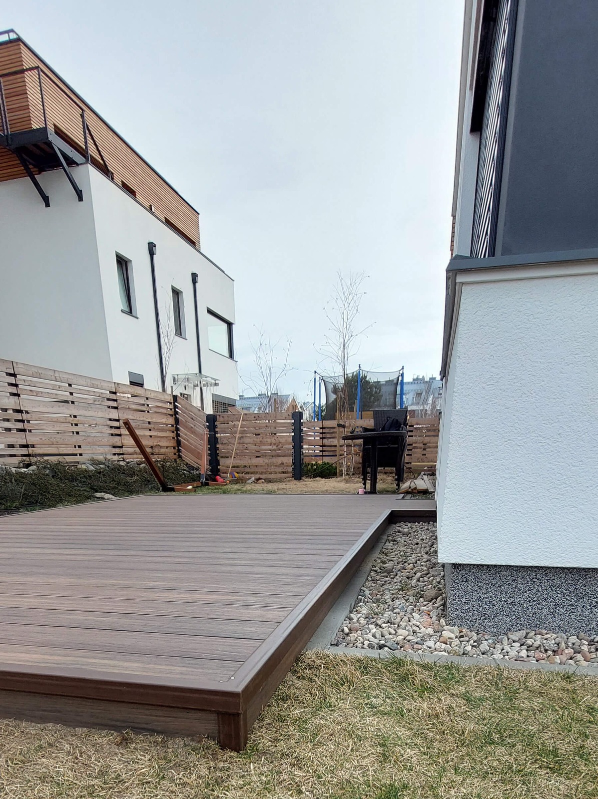 Große Terrasse mit WPC Dielen Premium Redwood