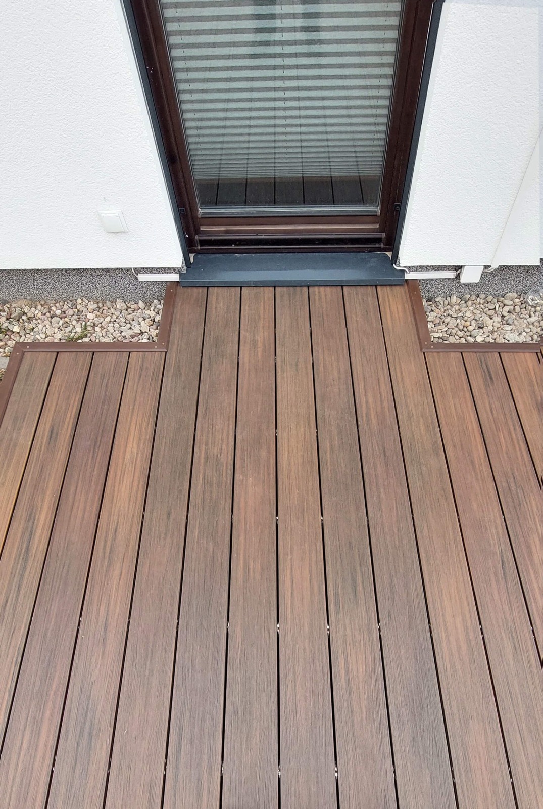 Große Terrasse mit WPC Dielen Premium Redwood