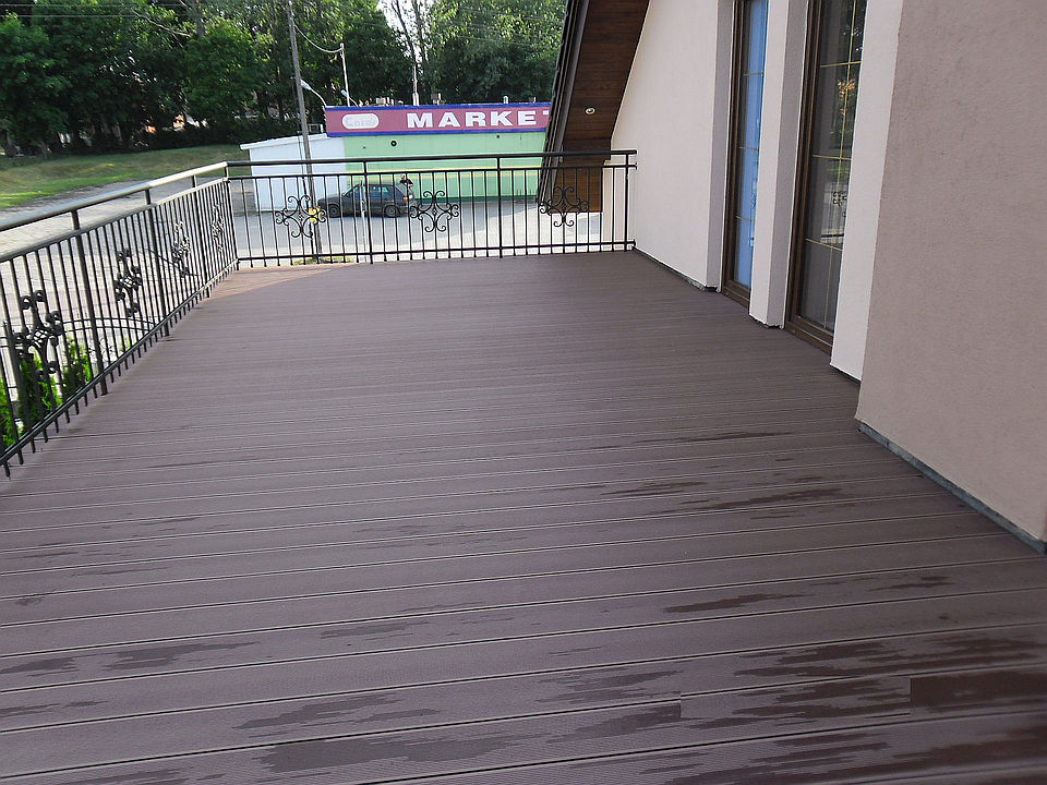 Terrasse aus Verbunddielen Standard Braun – Langlebigkeit und klassische Eleganz auf höchstem Niveau