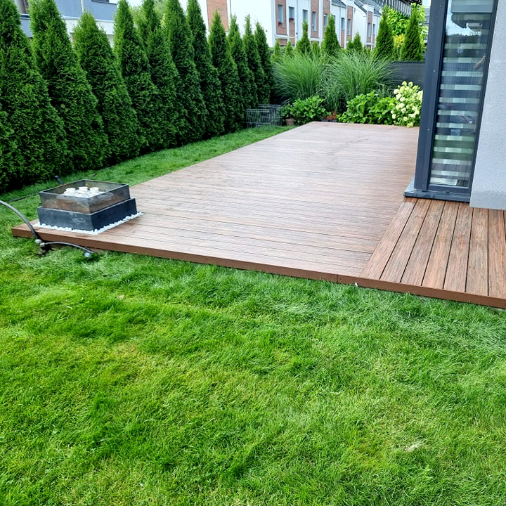 Terrasse mit Feuerstelle – Aus Premium-Redwood-Terrassendielen gefertigt