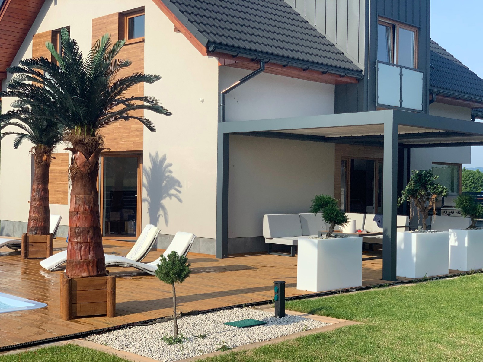 Verkleidung und Terrasse für Schwimmbäder aus WPC Terrassendielen Premium Amber