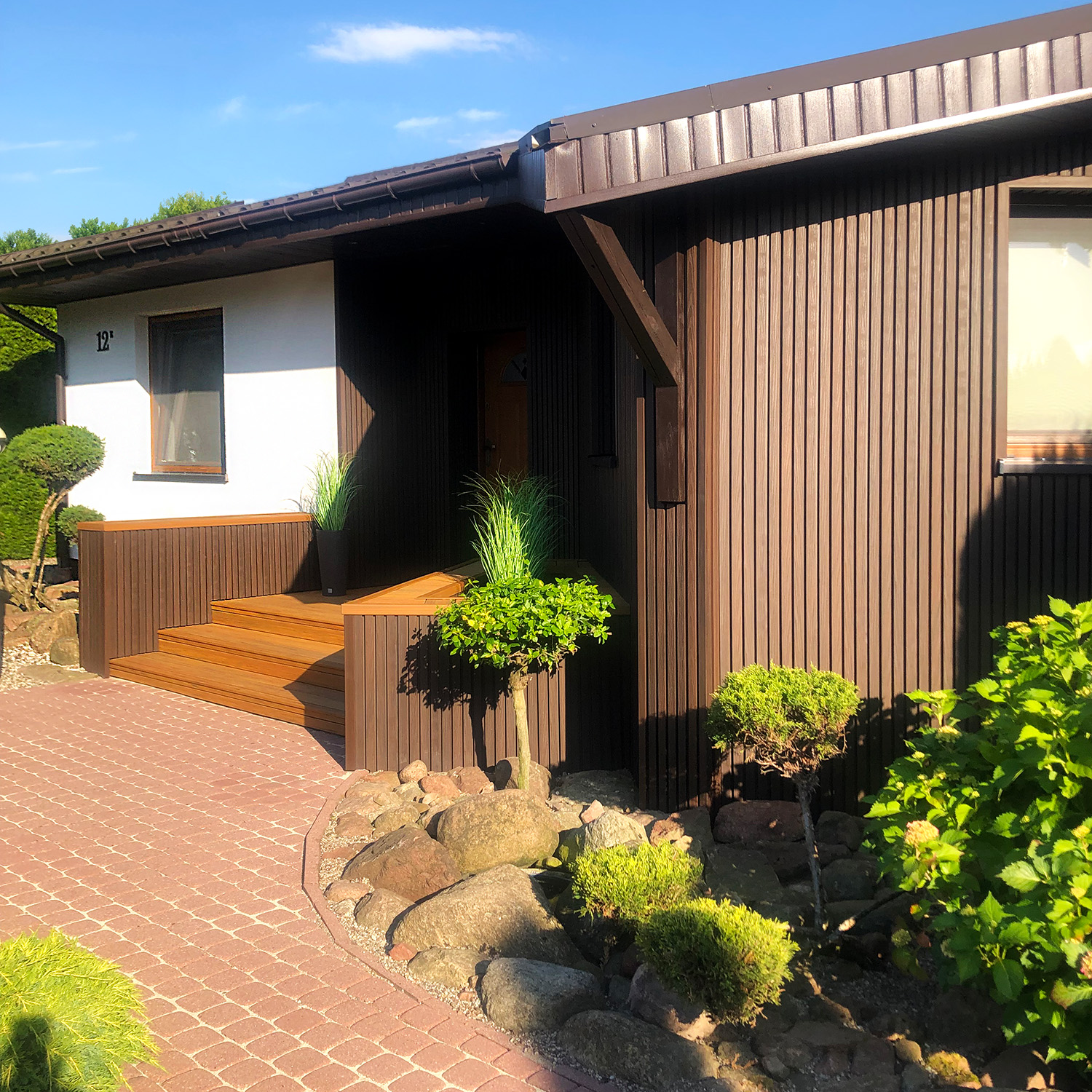 Komposit-Terrasse und -Fassade: 3D Premium Walnut Lamellen und Premium Amber Terrassendielen