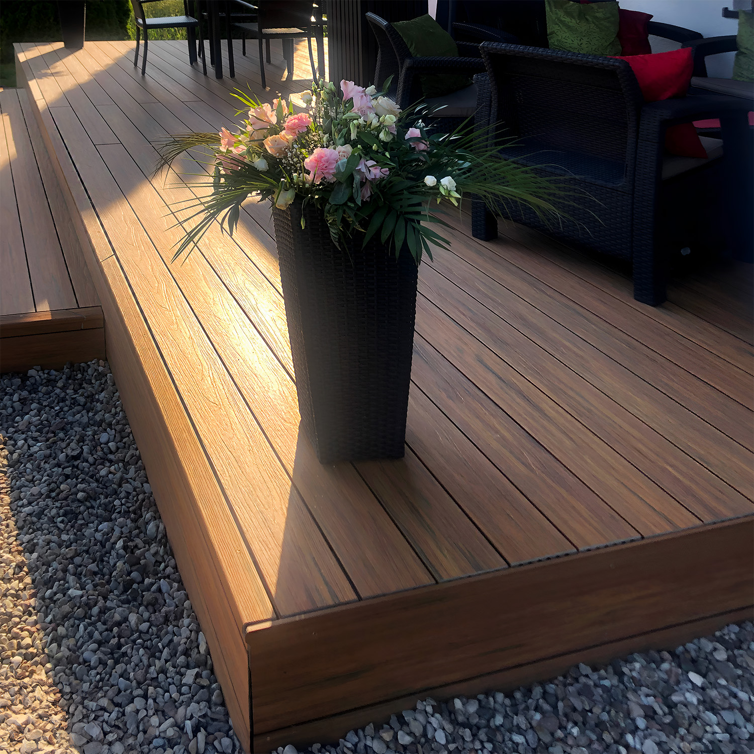 Komposit-Terrasse und -Fassade: 3D Premium Walnut Lamellen und Premium Amber Terrassendielen