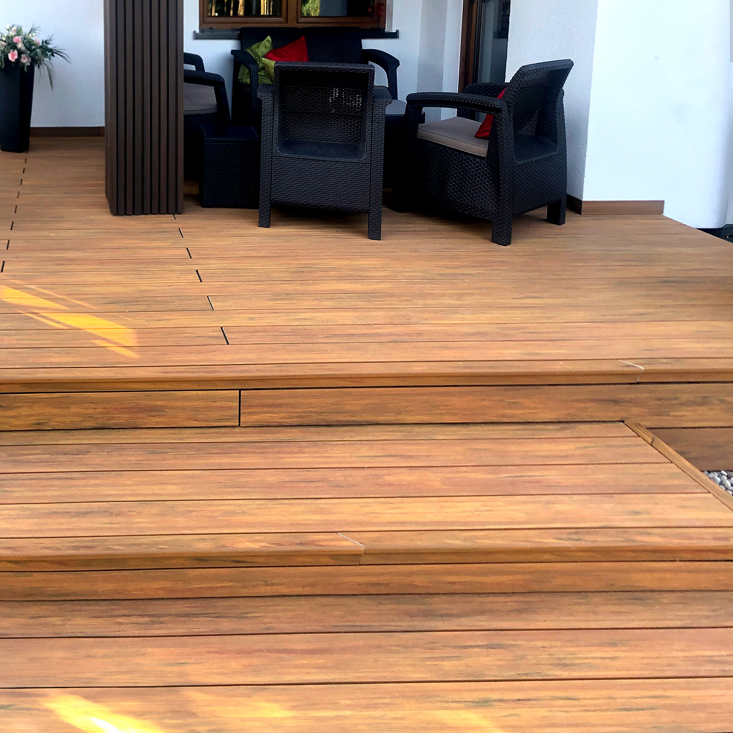 Komposit-Terrasse und -Fassade: 3D Premium Walnut Lamellen und Premium Amber Terrassendielen