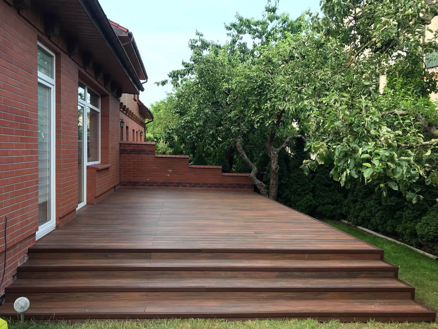 Große Terrasse mit Treppen - WPC Terrassendielen Premium Redwood