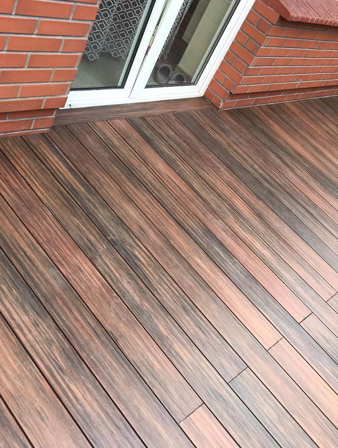 Große Terrasse mit Treppen - WPC Terrassendielen Premium Redwood