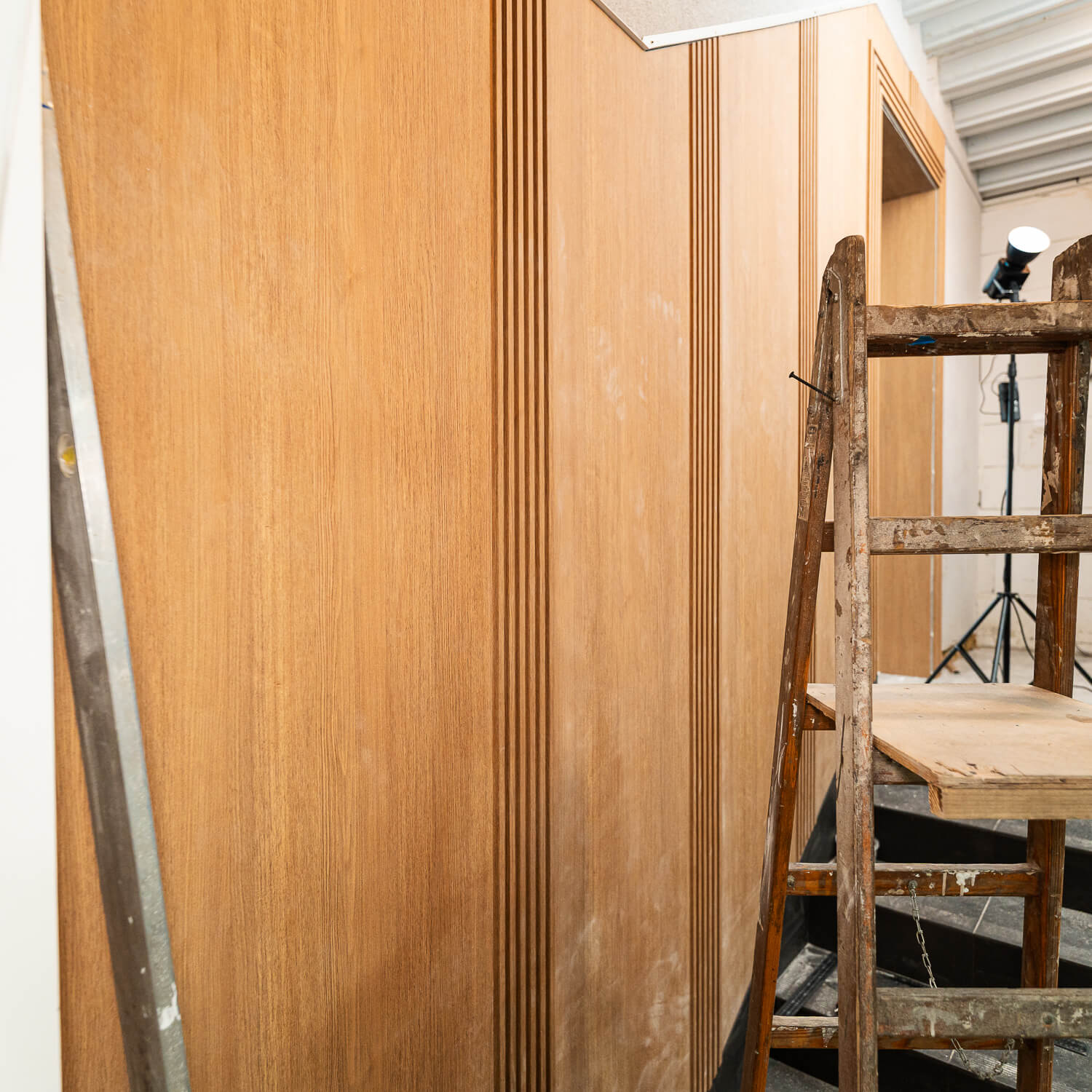 SPC-Wandpaneele in der Praxis – Montage im Liderwood-Büro