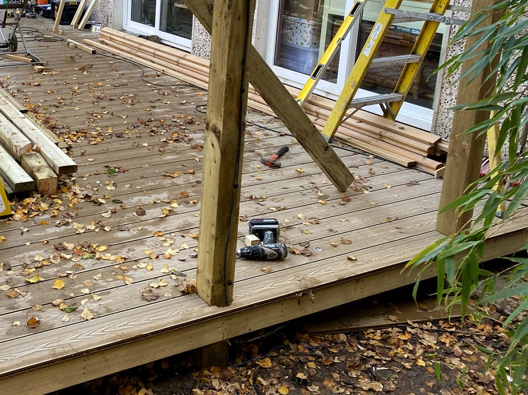 Wintergarten aus Komposit-Terrassendielen in Honey Teak