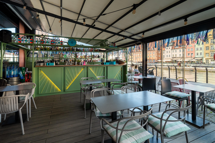 Premium Amber Antique Kompositdiele im Restaurantbereich