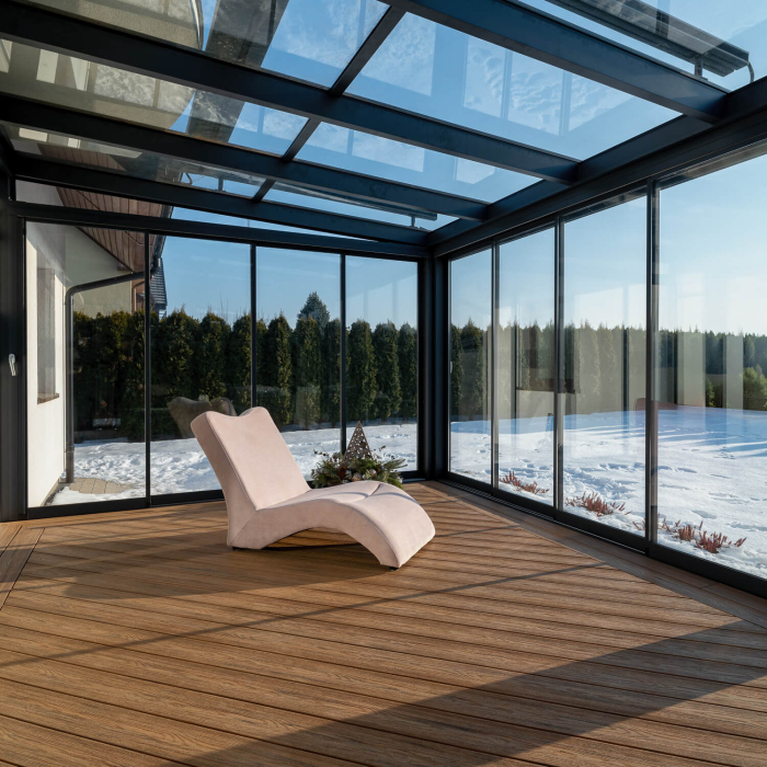 Winterterrasse aus Terrassendielen und Fassadenlamellen in Eiche Winchester