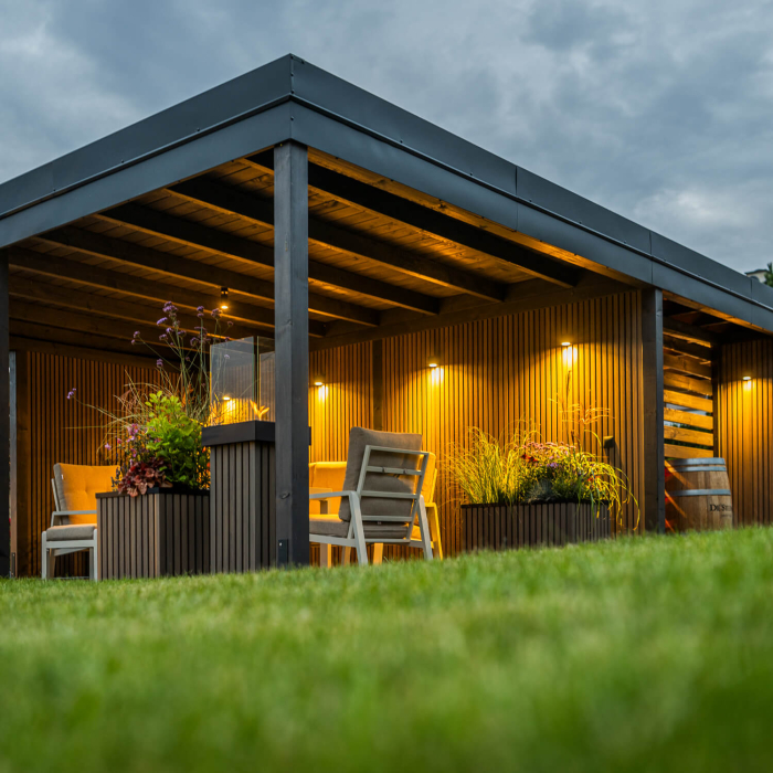 Überdachter Pavillon mit Lamellen-Fassadenbrettern Premium in Antikeiche