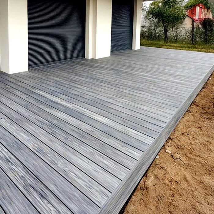 realizacja tarasu z deski kompozytowej premium gray