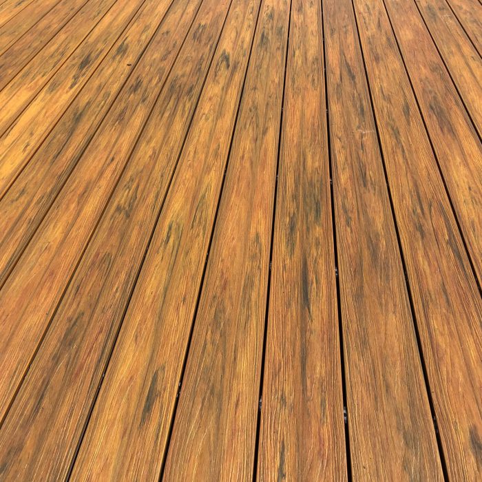 Realizacja tarasu z deski premium amber